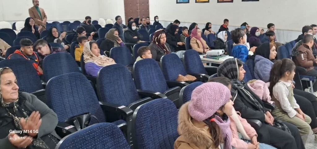 یلدایی به رنگ مهربانی در کنگاور با حضور دانش‌آموزان مدرسه استثنایی مهر