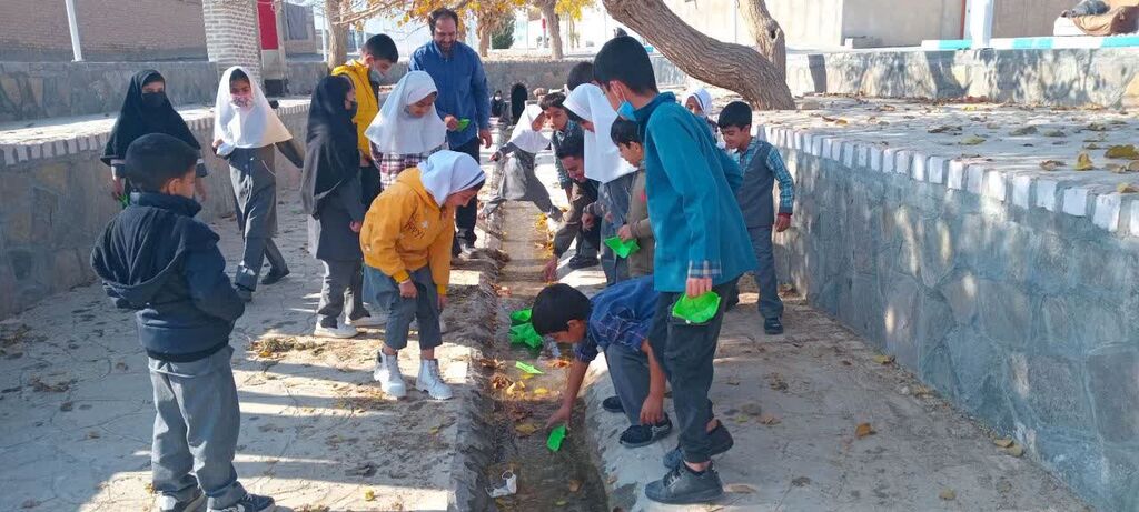 خراسان جنوبی مسابقه قایق رانی کاغذی در دل کویر