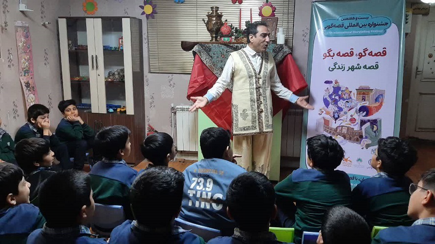 کاروان یلدا با قصههای پر از رمز و راز به مناطق مختلف شهر اصفهان رفت