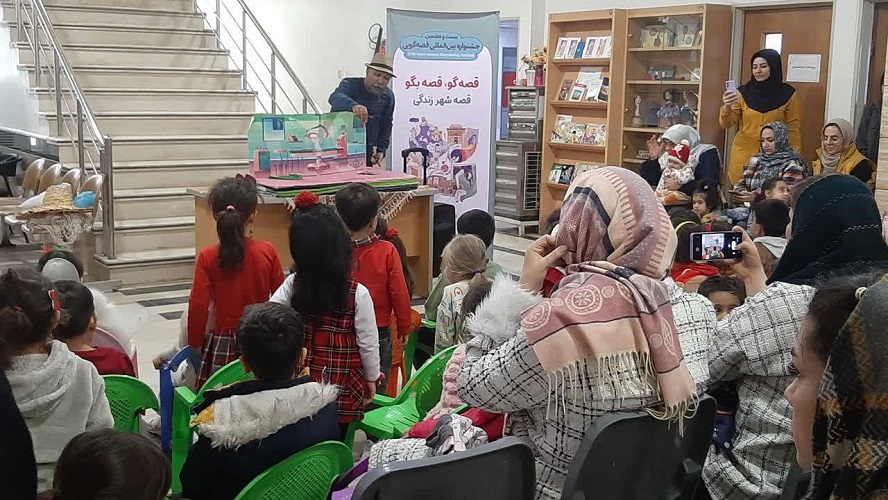 کاروان یلدا با قصههای پر از رمز و راز به مناطق مختلف شهر اصفهان رفت