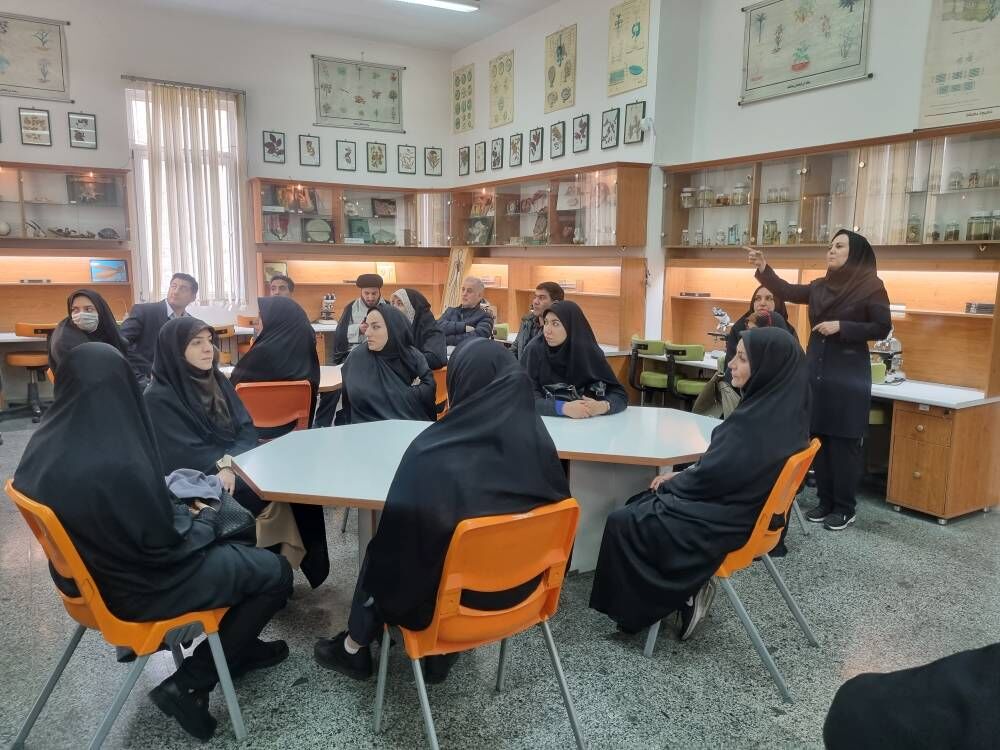 بازدید معاونان پرورشی منطقه ۱۳ از مرکز علوم و فناوریهای نوین کانون استان تهران