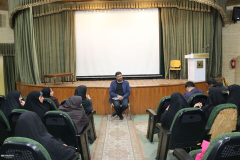 نشست یک روزه مسئولین مراکز جدید در کانون فارس