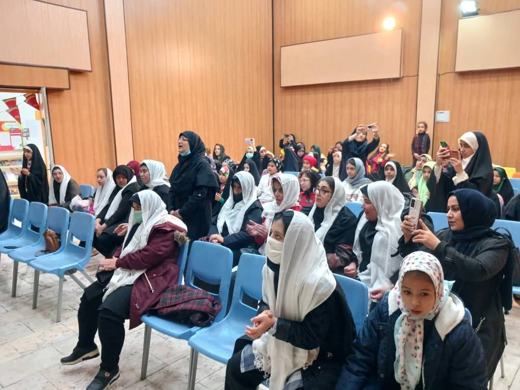 جشن یلدای فرشتهها در مرکز شماره۲ قرچک؛ همدلی، مهربانی و احترام به تفاوتها