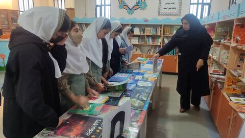 جشن کودکان ایلامی در پرتاب همزمان سه ماهواره ایرانی درمجتمع شهدای کودک ایلام به روایت تصویر