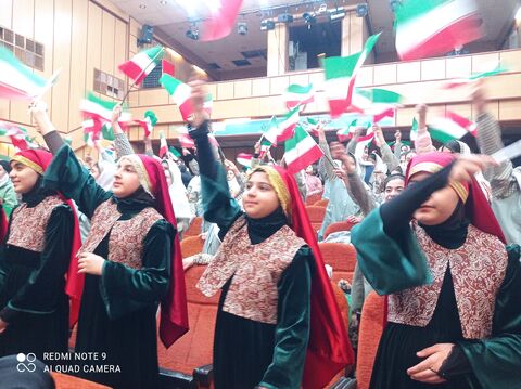 جشن کودکان ایلامی در پرتاب همزمان سه ماهواره ایرانی درمجتمع شهدای کودک ایلام به روایت تصویر