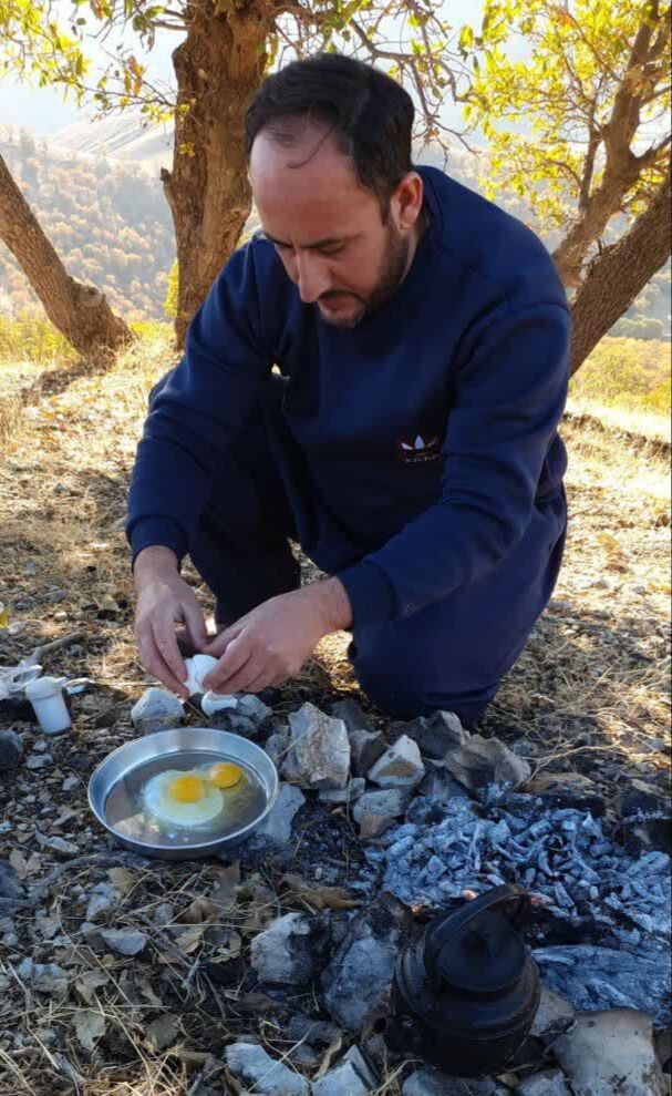 یکی از کارکنان مرکز جوانرود اوقات فراغت خود را به کاشت بلوط در ارتفاعات زاگرس اختصاص داد