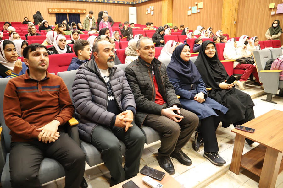 کودکان اردبیلی پرتاب همزمان سه ماهواره ایرانی را جشن گرفتند