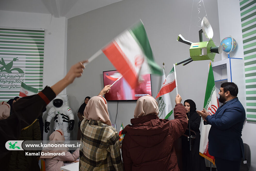 کودکان لرستانی با دست‌سازه‌های فضایی، پرتاب ماهواره‌های ایرانی را همراهی کردند