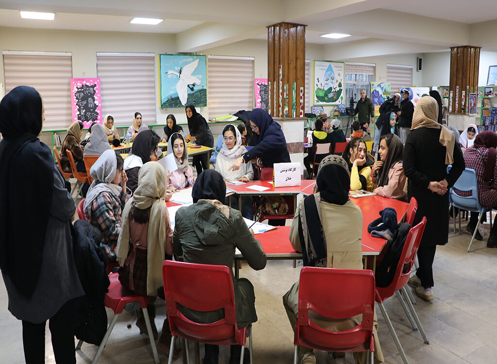 جشن علم و افتخار در رشت؛ همراهی کودکان و خانوادهها با پرتاب ماهوارههای ایرانی به فضا