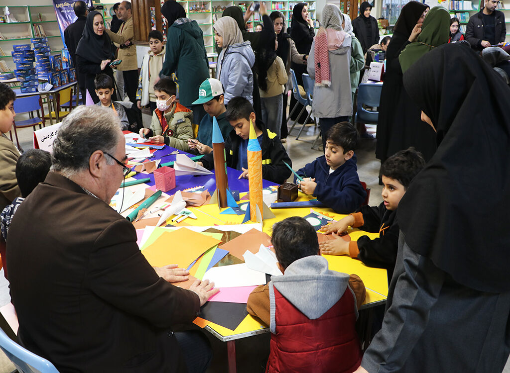 جشن علم و افتخار در رشت؛ همراهی کودکان و خانوادهها با پرتاب ماهوارههای ایرانی به فضا