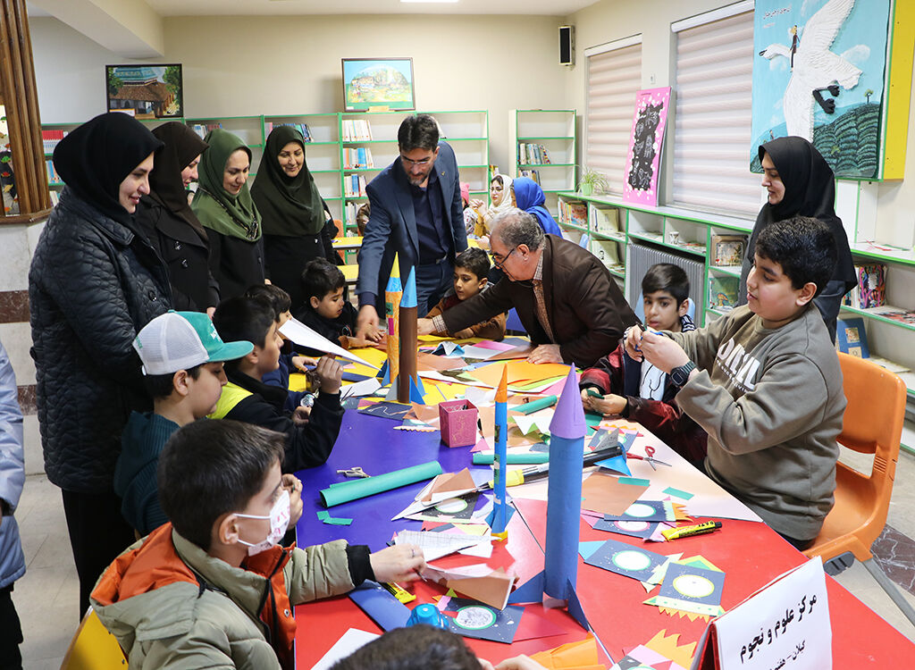 جشن علم و افتخار در رشت؛ همراهی کودکان و خانوادهها با پرتاب ماهوارههای ایرانی به فضا