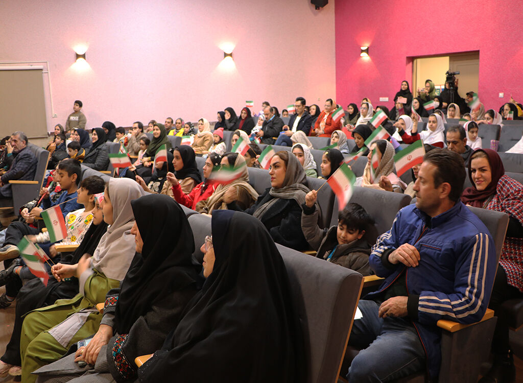 جشن علم و افتخار در رشت؛ همراهی کودکان و خانوادهها با پرتاب ماهوارههای ایرانی به فضا