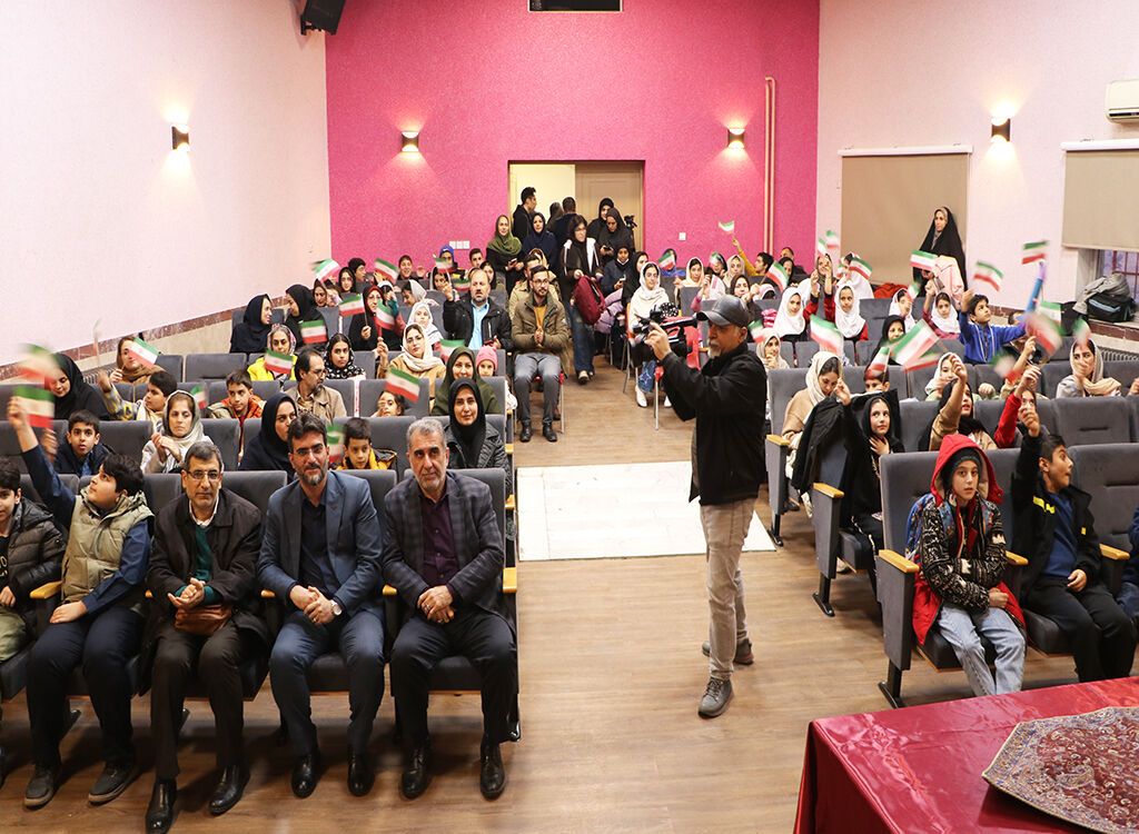 جشن علم و افتخار در رشت؛ همراهی کودکان و خانوادهها با پرتاب ماهوارههای ایرانی به فضا