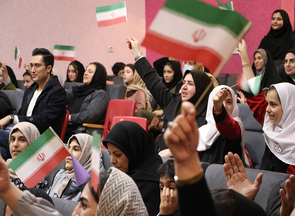 جشن علم و افتخار در رشت؛ همراهی کودکان و خانوادهها با پرتاب ماهوارههای ایرانی به فضا