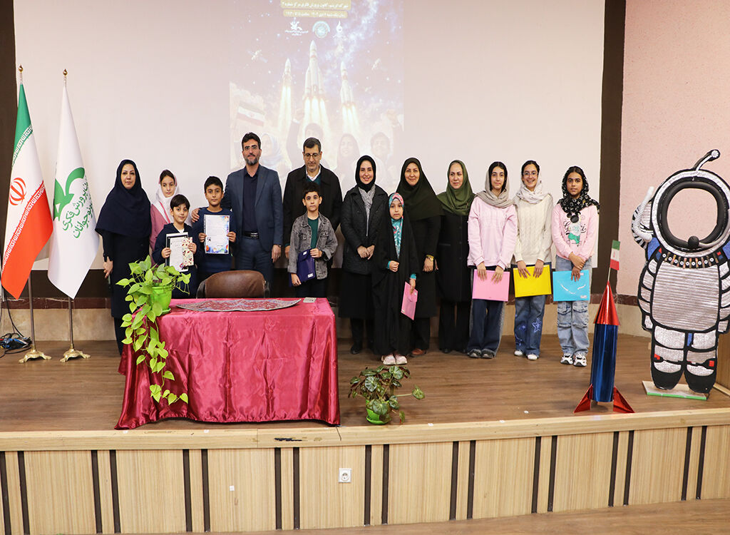 جشن علم و افتخار در رشت؛ همراهی کودکان و خانوادهها با پرتاب ماهوارههای ایرانی به فضا