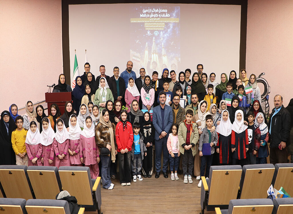 جشن علم و افتخار در رشت؛ همراهی کودکان و خانوادهها با پرتاب ماهوارههای ایرانی به فضا