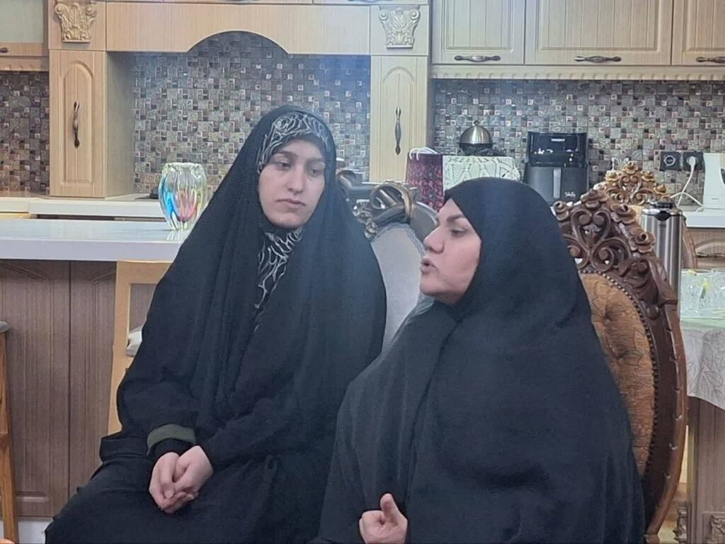 دیدار مشاور مدیرعامل کانون کشور و مدیرکل کانون فارس با همسر شهید علی کسائی