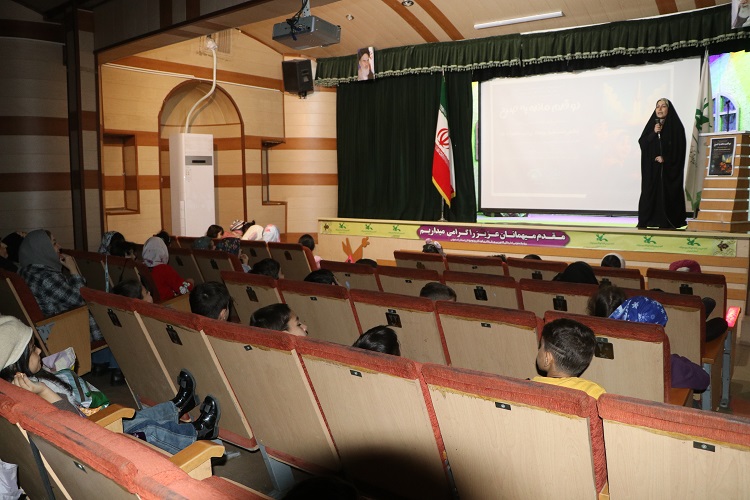 سخنرانیهای علمی زهرا عریانی و بنیامین کاظمزاده