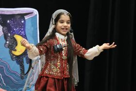 برای عروسک هایم قصه هایی را که خودم ساخته بودم تعریف می کردم