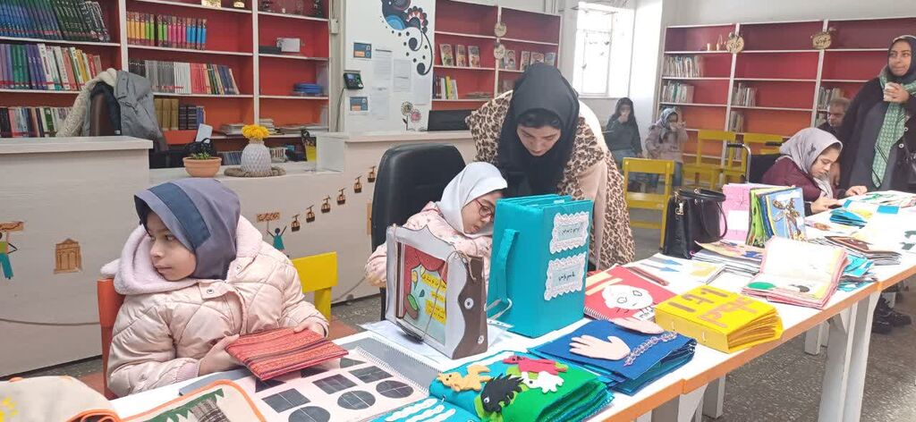 افتتاح نمایشگاه کتابهای حسی- لمسی در مرکز 3 همدان همدان ایستگاه نهم کتابهای حسی، لمسی برای نابینایان