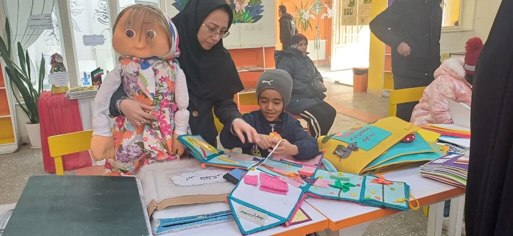 کتاب‌های حسی- لمسی به ایستگاه نهم در شهر همدان رسید