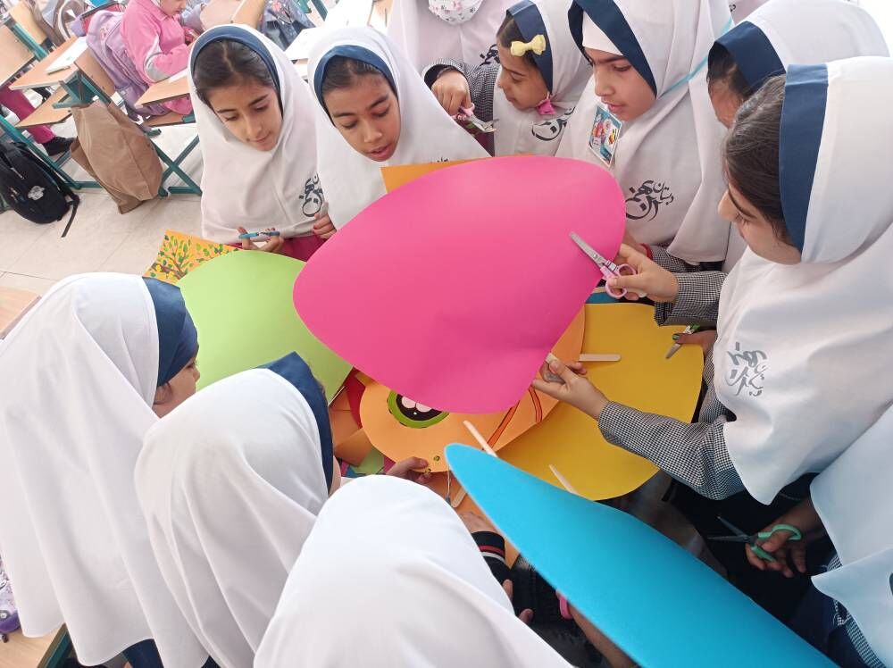 کودکان آباده با ورکشاپ هنری «از پیله تا پرواز» چرخه زندگی کرم ابریشم را تجربه کردند