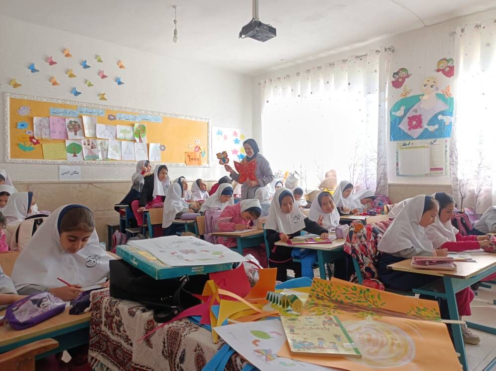 کودکان آباده با  ورکشاپ هنری «از پیله تا پرواز» چرخه زندگی کرم ابریشم را تجربه کردند