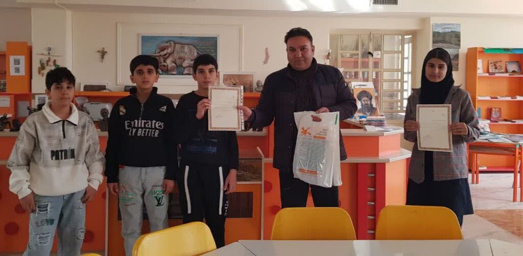 از اعضای برتر کتاب‌خوان مرکز شماره ۳ اسلام‌آباد غرب تقدیر شد