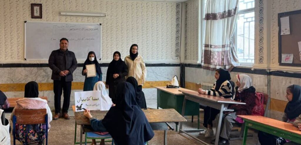 از اعضای برتر کتابخوان مرکز شماره ۳ اسلامآباد غرب تقدیر شد