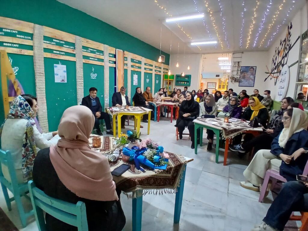 آیین رونمایی و نقد کتاب «اگر بودی دوستتر میداشتمت» در مجتمع آفرینش کرمانشاه