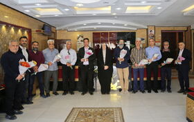 به مناسبت روز مرد مدیرکل کانون استان بوشهر از کارکنان آقا تقدیر کرد