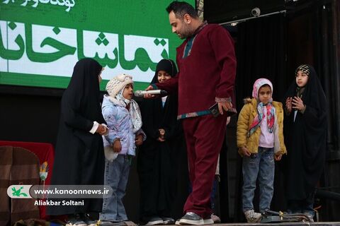 تماشاخانه سیار کانون در مسیر گلزار شهدا