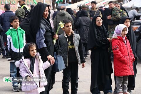 تماشاخانه سیار کانون در مسیر گلزار شهدا