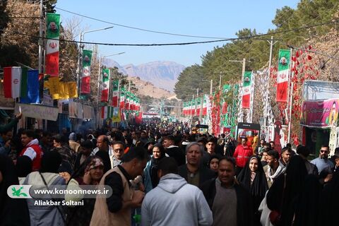 تماشاخانه سیار کانون در مسیر گلزار شهدا