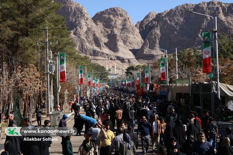 تماشاخانه سیار کانون در مسیر گلزار شهدا