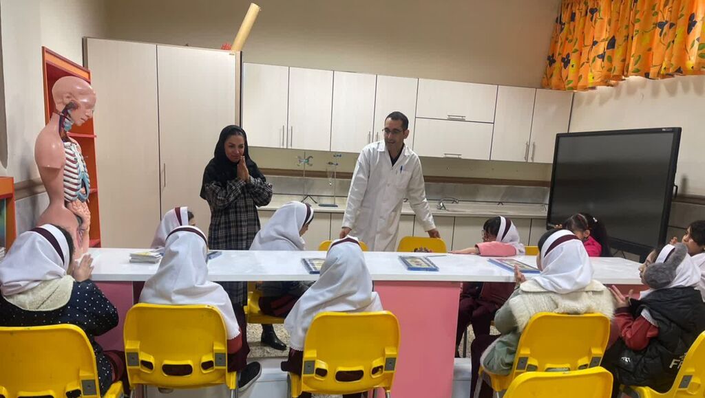 مرکز شماره ۴ کانون کرمانشاه علم را با "آزمایش" و "خلاقیت" پیوند زد