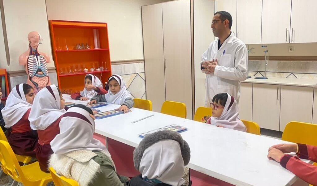 مرکز شماره ۴ کانون کرمانشاه علم را با "آزمایش" و "خلاقیت" پیوند زد