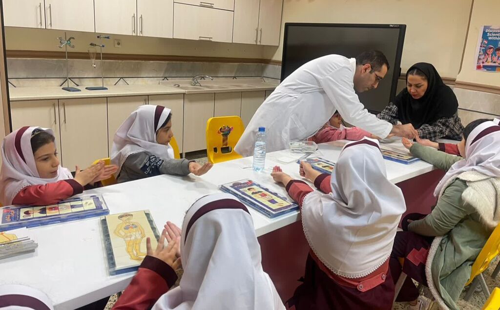 مرکز شماره ۴ کانون کرمانشاه علم را با "آزمایش" و "خلاقیت" پیوند زد