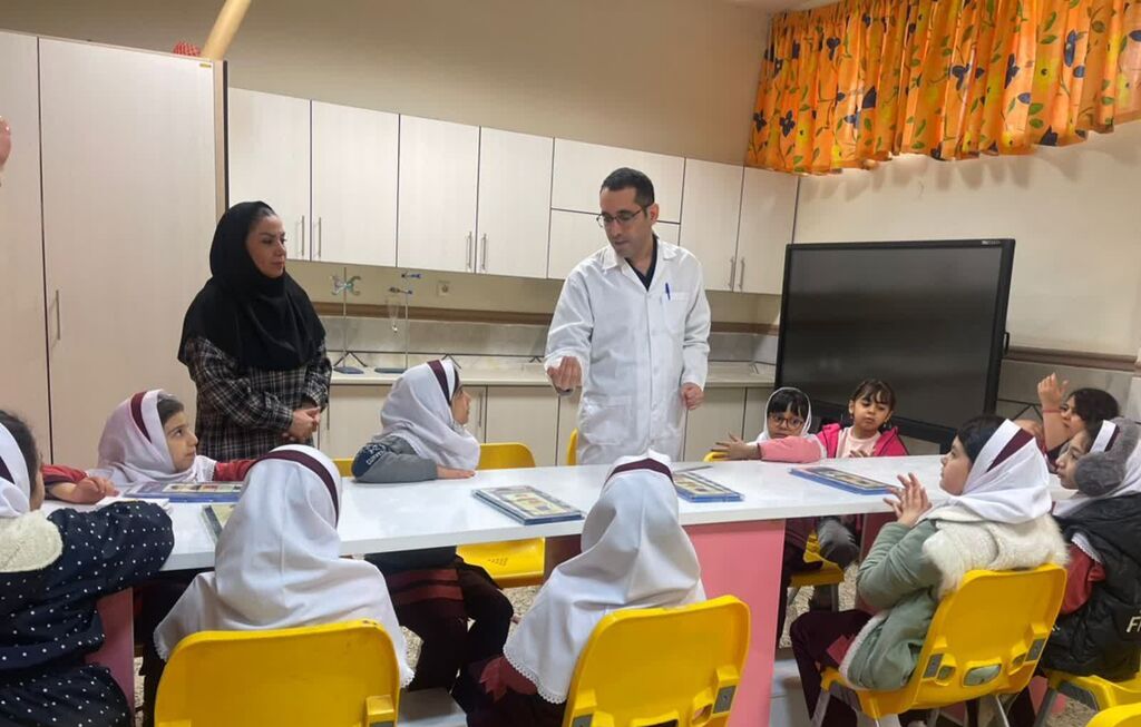 مرکز شماره ۴ کانون کرمانشاه علم را با "آزمایش" و "خلاقیت" پیوند زد