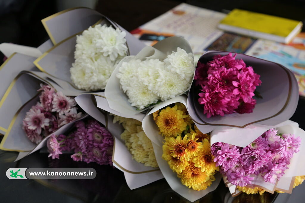 به مناسبت روز مرد مدیرکل کانون استان بوشهر از کارکنان آقا تقدیر کرد