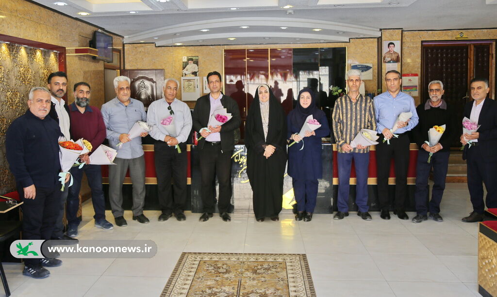 به مناسبت روز مرد مدیرکل کانون استان بوشهر از کارکنان آقا تقدیر کرد