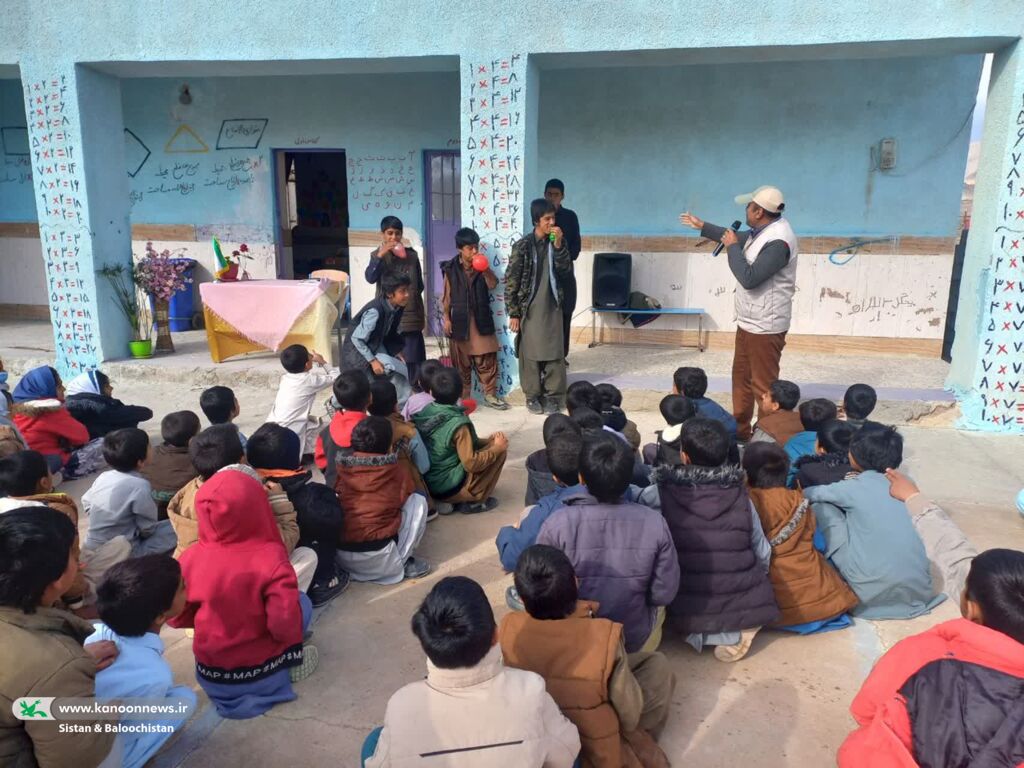 جشن میلاد امام علی(ع) و روز پدر به میزبانی مراکز سیار کانون سیستان و بلوچستان در روستا
