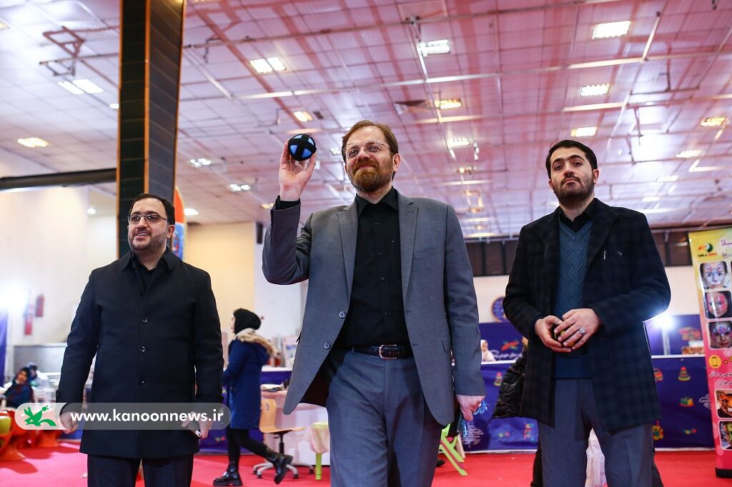 حضور روزبه فتاحی مدیر کل نهاد کتابخانههای عمومی اردبیل در دهمین جشنواره ملی اسباب بازی نقش اسباببازی در تربیت نسل آینده با اهمیت است
