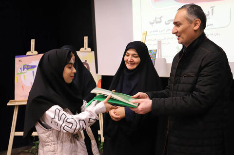 آیین رونمایی از کتاب «زمزمه برگ‌ها» در کانون استان اردبیل