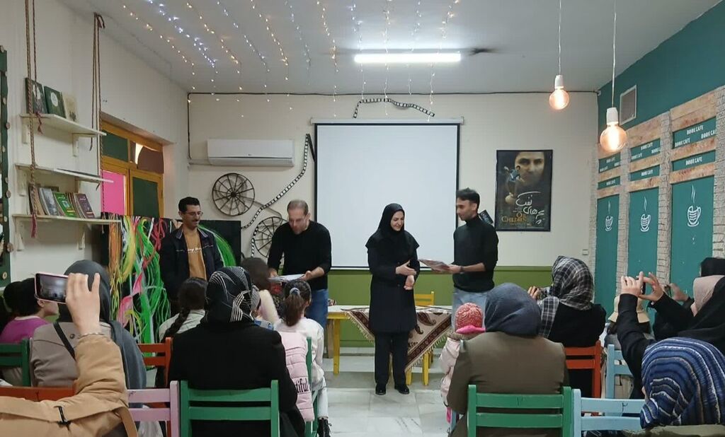 آیین تجلیل از اعضای گروه سرود_نمایش در کافهکتاب مرکز شماره ۲ کانون کرمانشاه