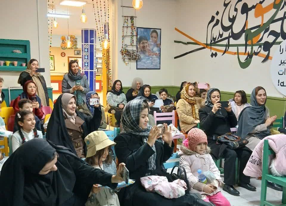 آیین تجلیل از اعضای گروه سرود_نمایش در کافهکتاب مرکز شماره ۲ کانون کرمانشاه