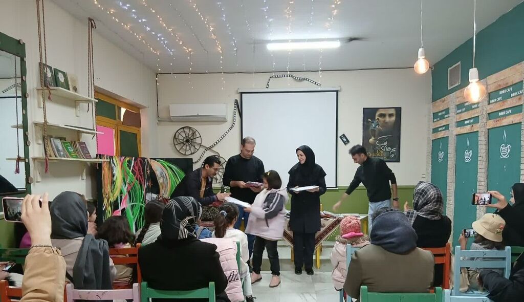 آیین تجلیل از اعضای گروه سرود_نمایش در کافه‌کتاب مرکز شماره‌ ۲ کانون کرمانشاه