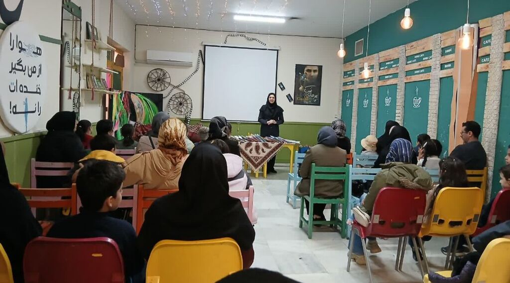 آیین تجلیل از اعضای گروه سرود_نمایش در کافهکتاب مرکز شماره ۲ کانون کرمانشاه