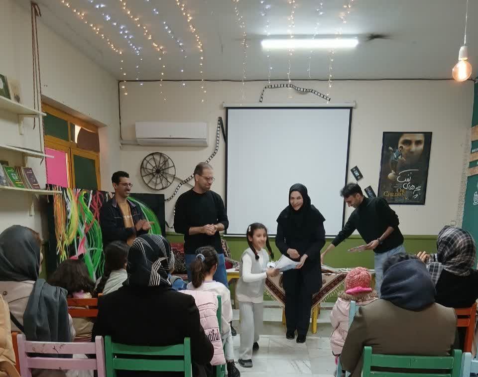 آیین تجلیل از اعضای گروه سرود_نمایش در کافهکتاب مرکز شماره ۲ کانون کرمانشاه