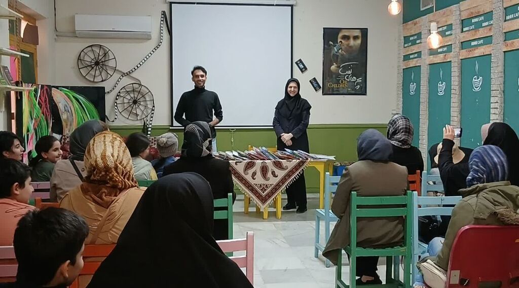 آیین تجلیل از اعضای گروه سرود_نمایش در کافه‌کتاب مرکز شماره‌ ۲ کانون کرمانشاه